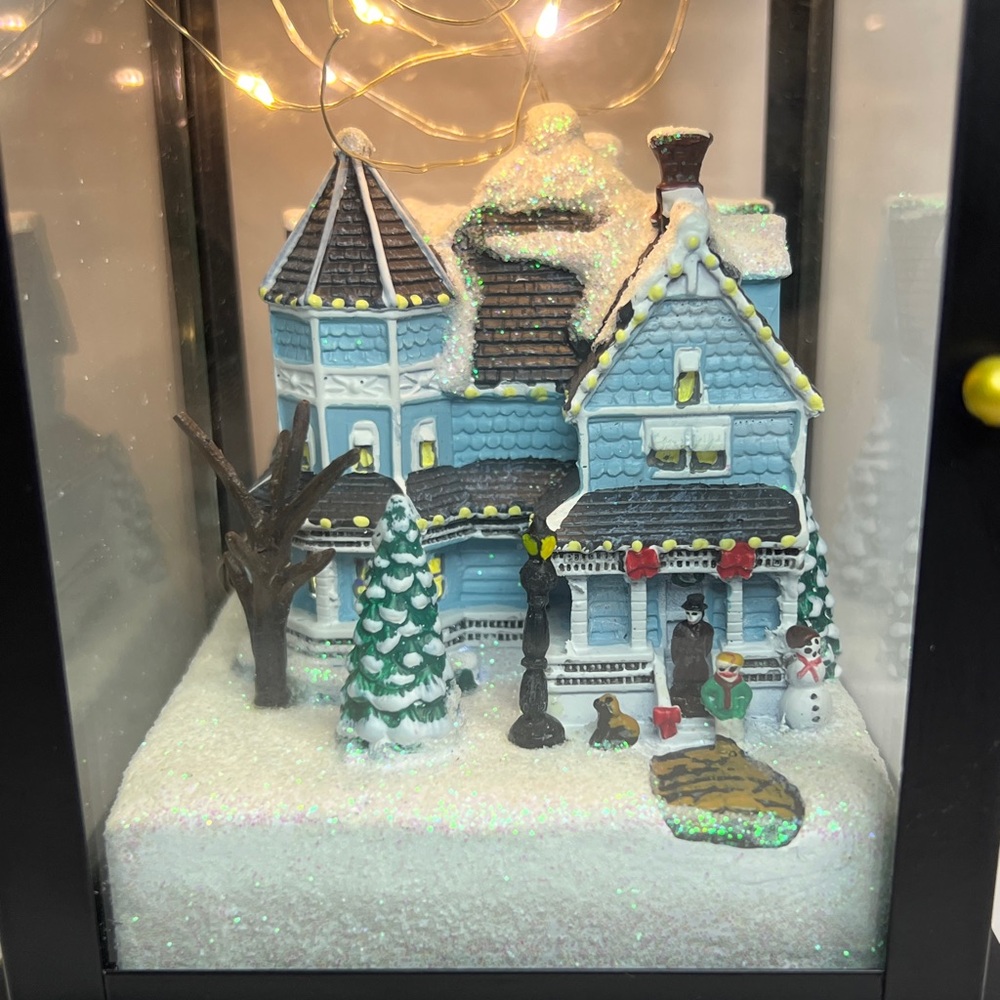Thomas Kinkade Christmas Lantern "Love" Illuminated Lantern House - Picture 2 of 10